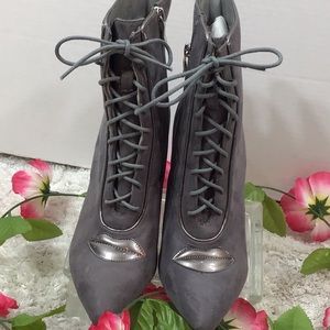 Mackin J gray hot lips booties 8.5/39 NWOT